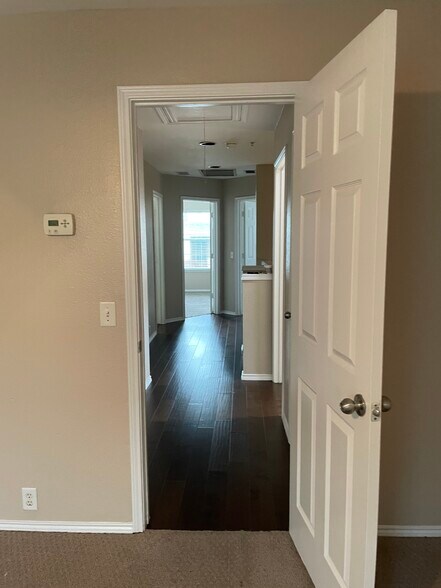 Building Photo - 2220 Stoneleigh Pl