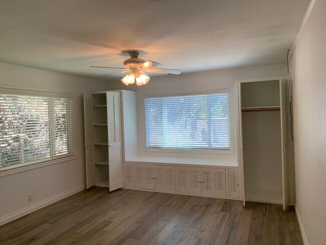 Building Photo - Charming 3+1 Canyon Country Cutie Nestled in the Hills!