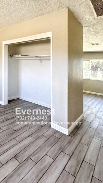 Building Photo - 718 W Wilson Ave