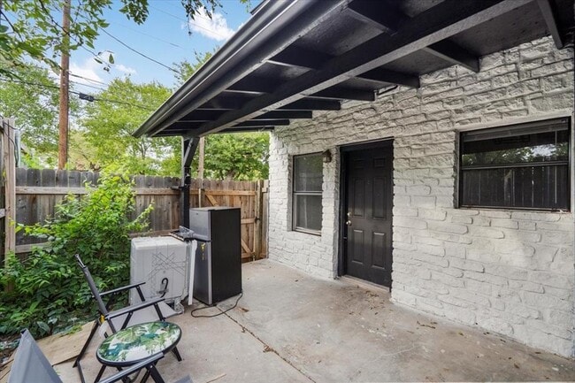 Building Photo - 200 Laurel Dr