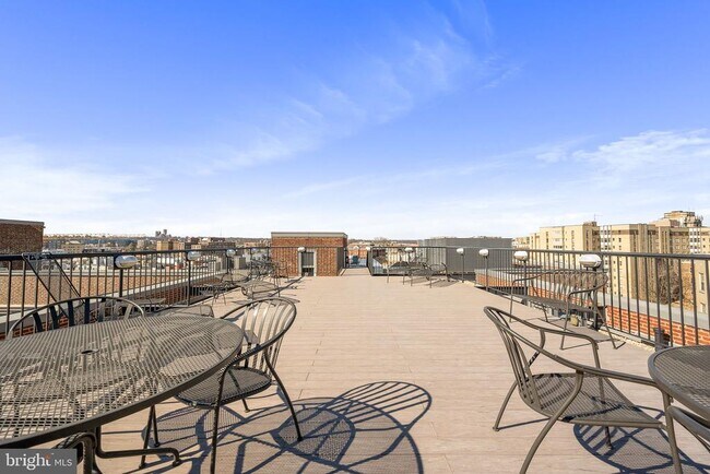 Building Photo - 1661 Crescent Pl NW
