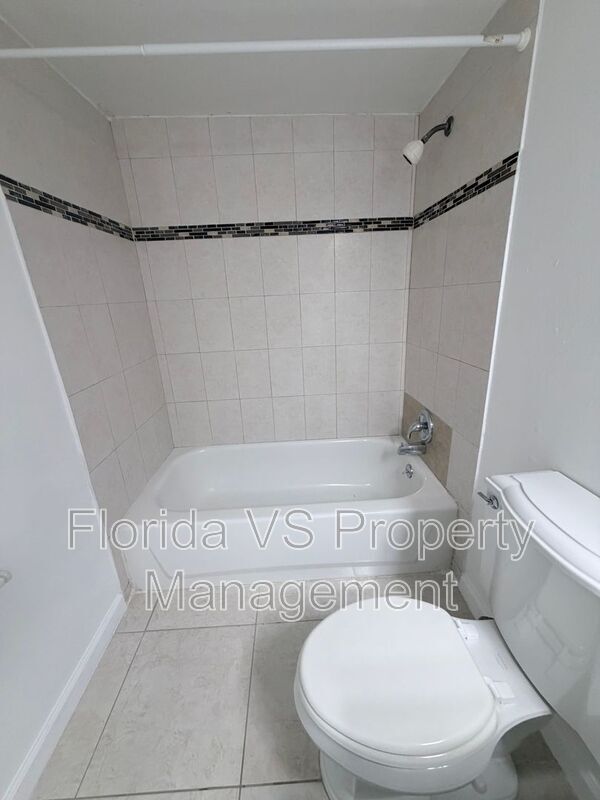 Building Photo - 925 W Oak Ridge Rd