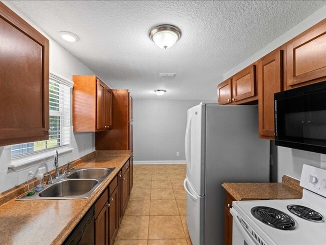 Building Photo - Charming 3 Bedroom Renovated Retreat: Cozy...