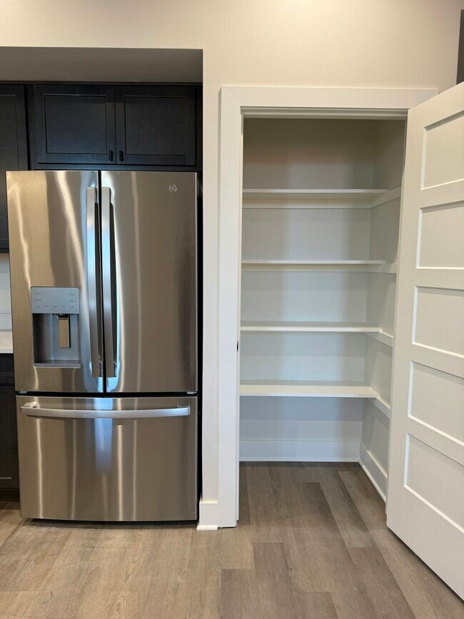 Building Photo - 106 E Erie St