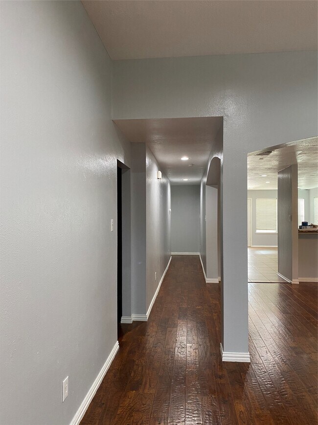 Building Photo - 7022 Leaders Crossing Dr