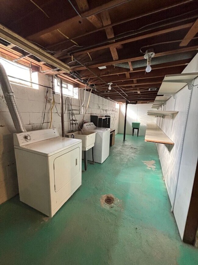 Building Photo - 3 BED, 1.5 BATH IN DOWNTOWN PLYMOUTH