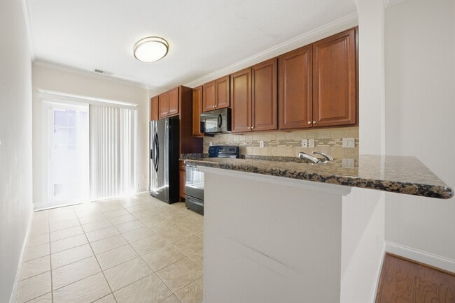 Building Photo - 3135 Patrick Henry Dr
