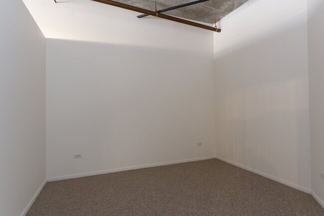 Building Photo - 933 W Van Buren St