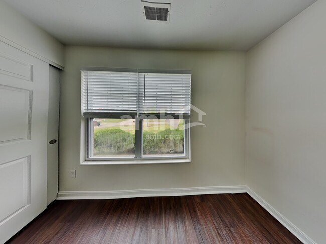 Building Photo - 10248 Meadow Glen Dr