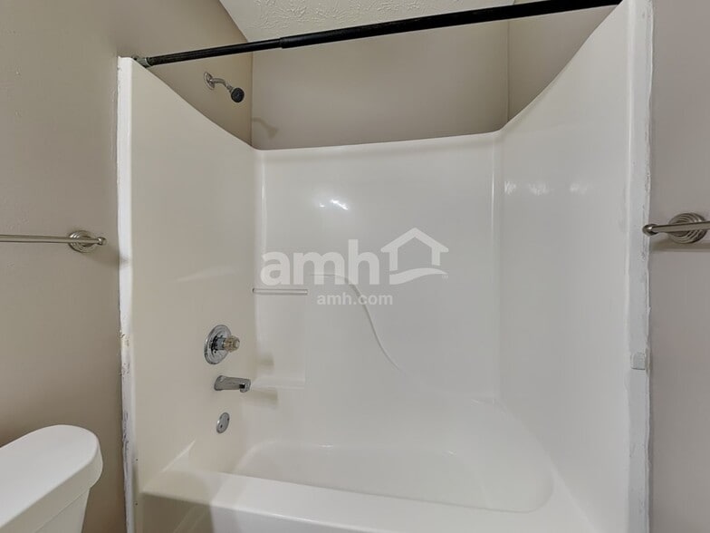 Building Photo - 1302 River Club Dr NE