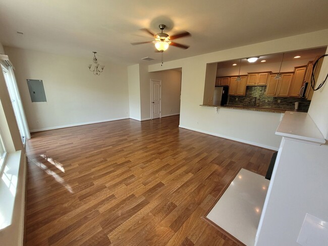Building Photo - Gorgeous 3 bedroom, 2.5 bath townhome-styl...