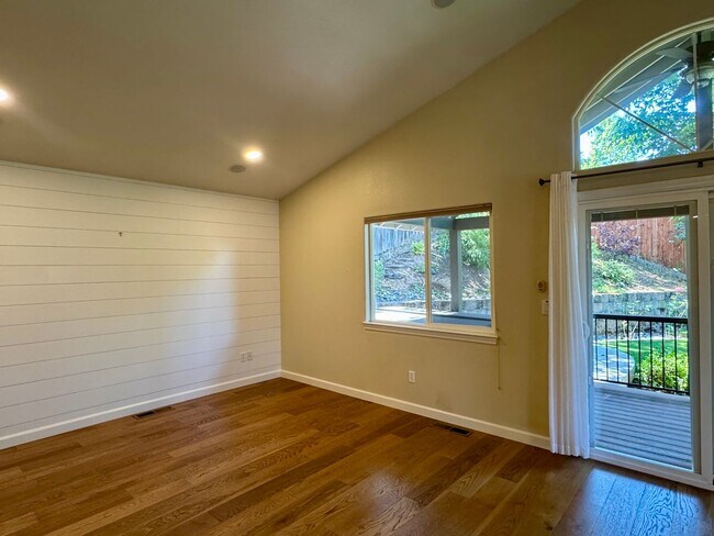 Building Photo - Spacious 3 bedroom, 3 bath bi-level home nestled in the scenic Sierra Nevada foothills