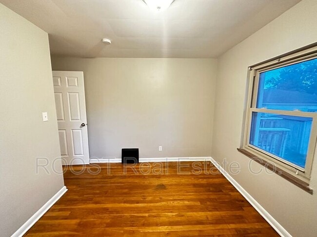 Building Photo - 1547 Garling Ave