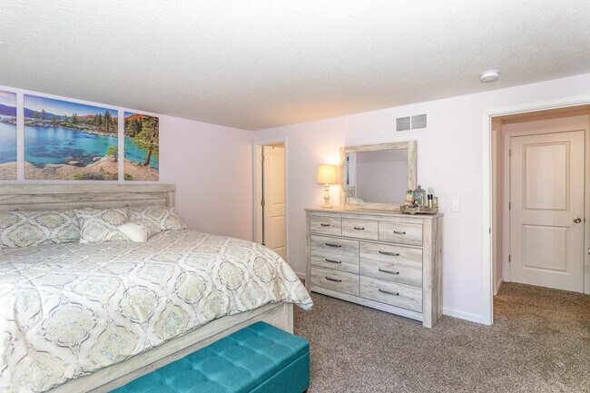 Building Photo - 1071 Stratford Ct