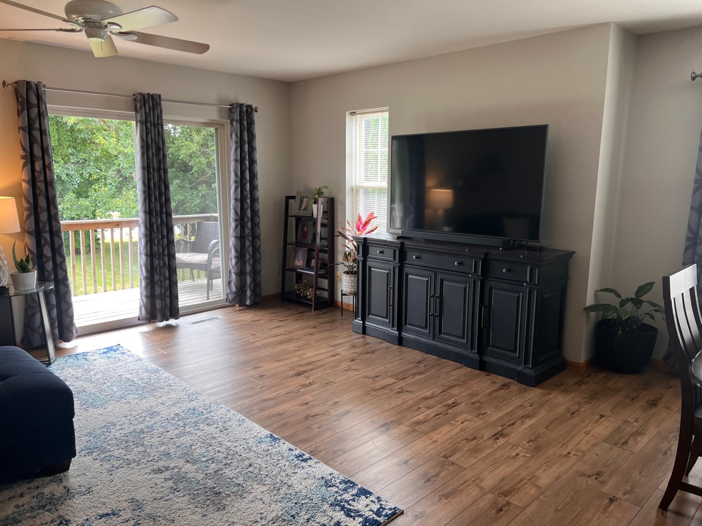 Living room - 824 N Clover Ln