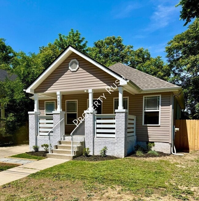 Building Photo - 709 N Holly St