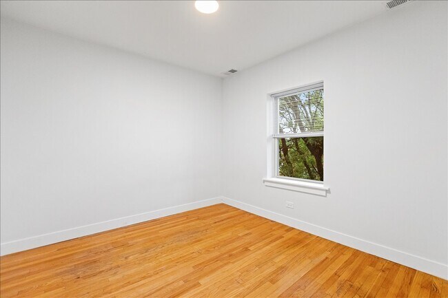 Building Photo - 4055 N Spaulding Ave