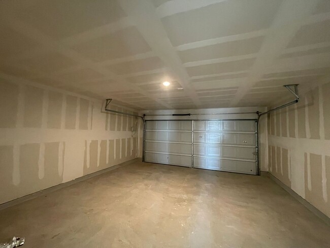 Building Photo - Spacious Floorplan- 2 Story Home in The Si...