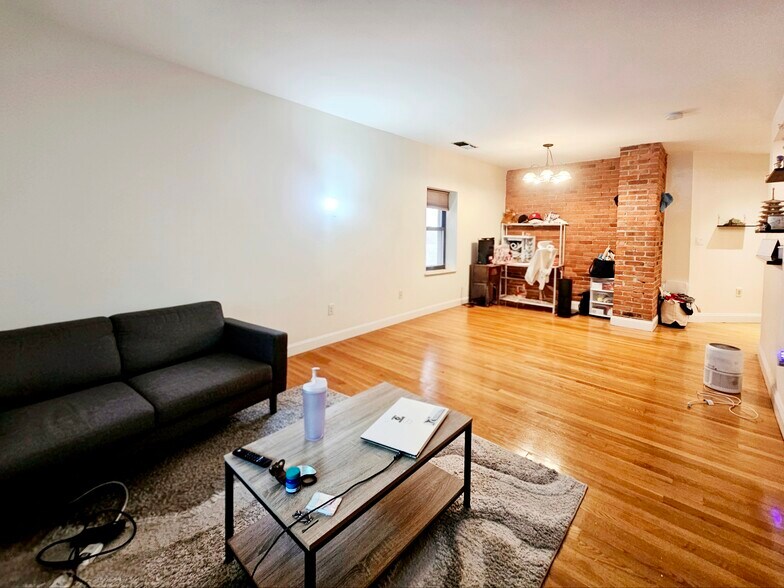 Building Photo - 84 Gainsborough St