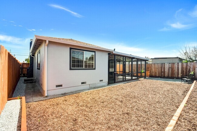 Building Photo - Beautifully Remodeled 3 Bedroom Home Near Stanford & Major Tech Campuses!