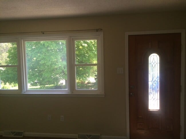 Building Photo - 3 Bed 2 Bath Home