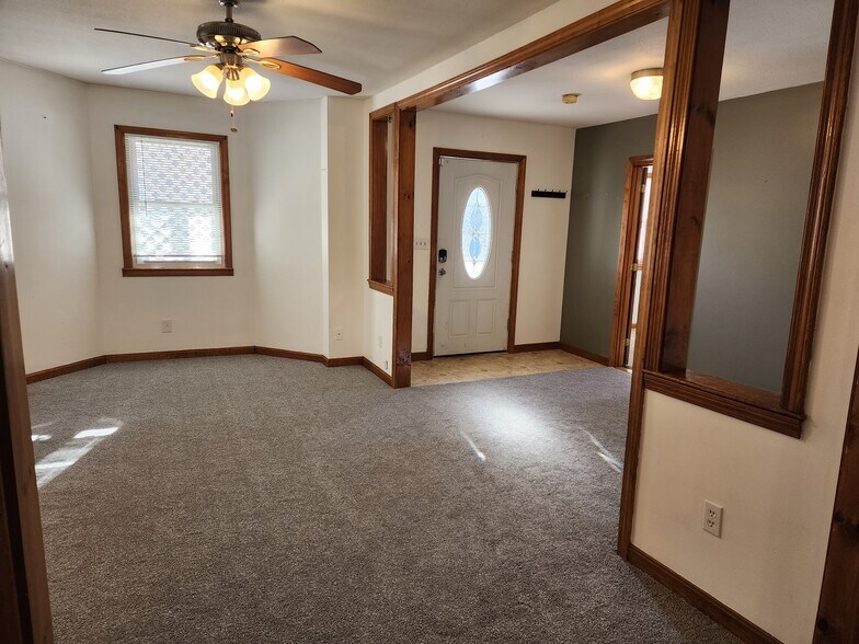 Building Photo - 31 Elm St