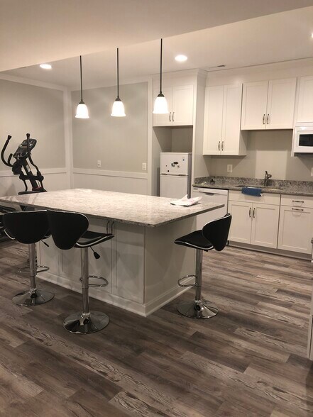 Building Photo - 6209 Everglades Dr