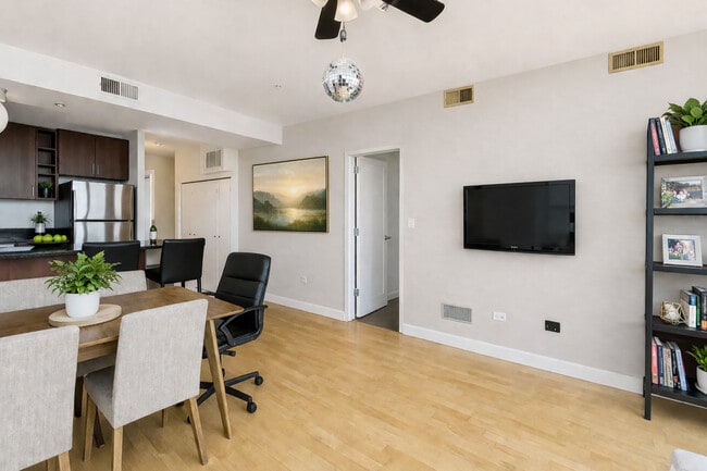 Building Photo - 565 W Quincy St