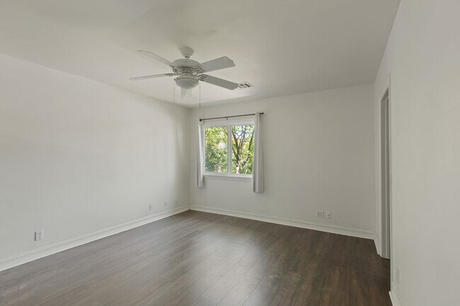 Building Photo - Elegant 5-Bedroom Estate with Pool in Prime Woodland Hills
