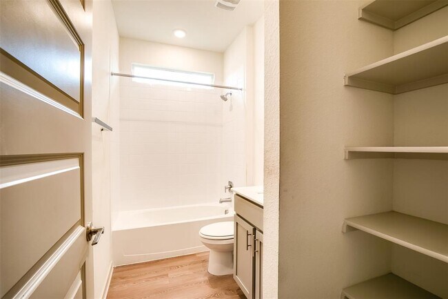 Building Photo - 400 Florenz Ln