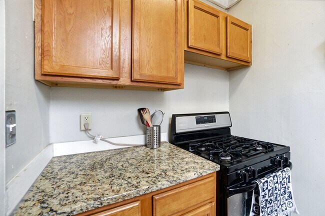 Building Photo - 6 bed/2 bath on Rohs St., Mins. from UC for Only $650/pp ($3900/mo)!