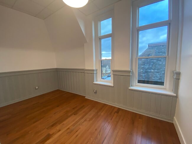 Building Photo - 525 4th Ave