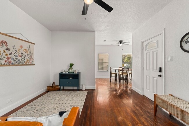 Building Photo - Beautifully Updated 3 bedroom, 2 bath!