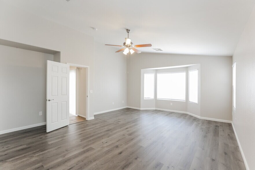 Building Photo - 1114 E Fraktur Rd