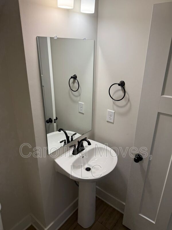 Building Photo - 521 Fenwick Dr