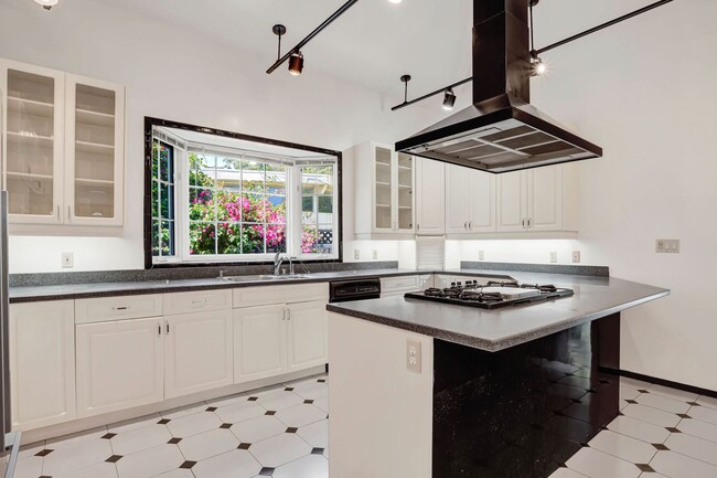 Building Photo - Spacious 4 bed, 2.5 Bath Home with Bonus Room and Pool in Palo Alto!
