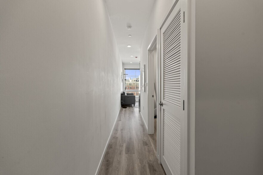 Building Photo - 501 N Perth St