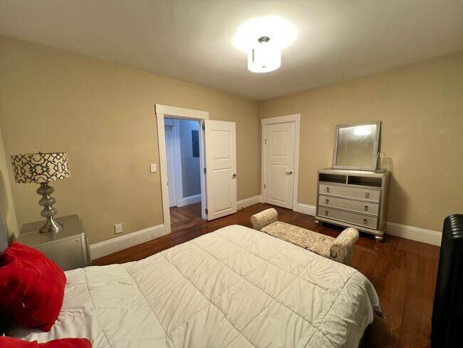 Building Photo - 548 High St