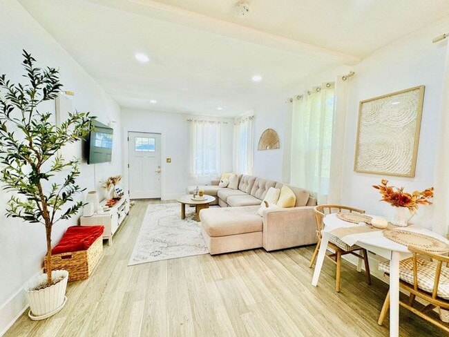 Building Photo - 4 Bedroom 2 Bath Bungalow, in Forsyth Park- Available Jan 3rd!!!