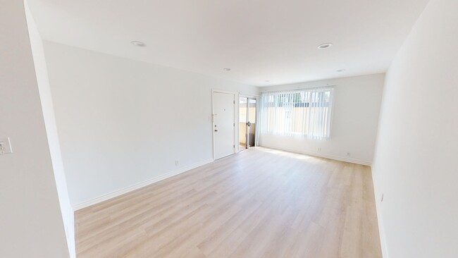 Interior Photo - 547 N Flores St