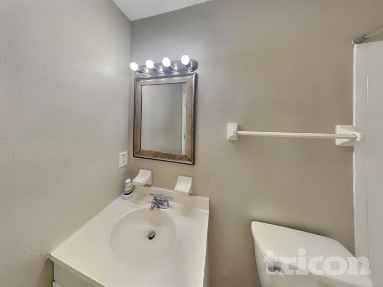 Building Photo - 3181 Clewiston St