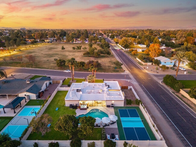 Building Photo - 5121 E Windrose Dr