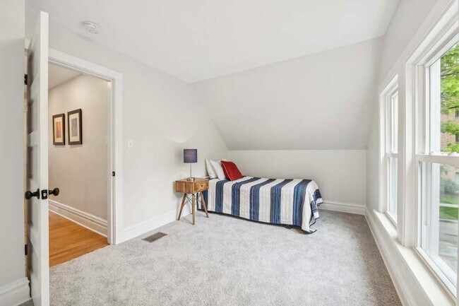 Building Photo - 2429 Central St