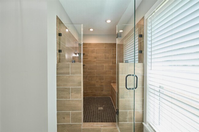 Building Photo - 725 River Plantation Dr