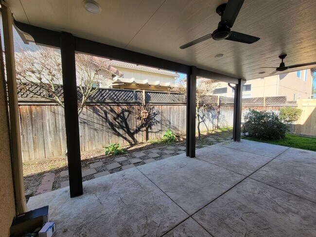 Building Photo - 3 bedroom 2.5 bathroom in desirable NW Visalia Bella Sera gated community!