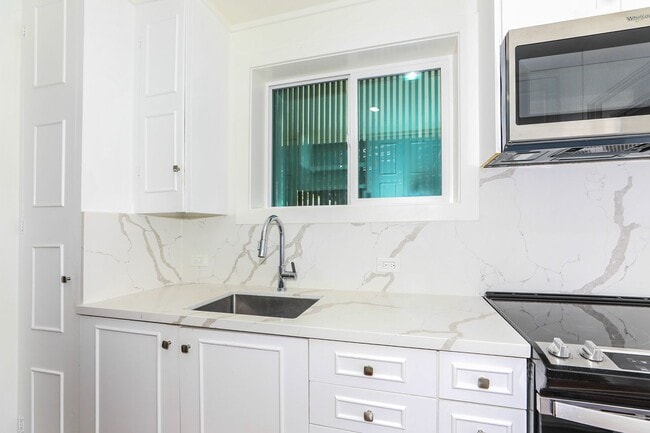 Building Photo - Kahala Avenue Beachside -  1 minute walk to beach  Recently remodeled w/fenced yard. 1 bdrm, 1 ba...