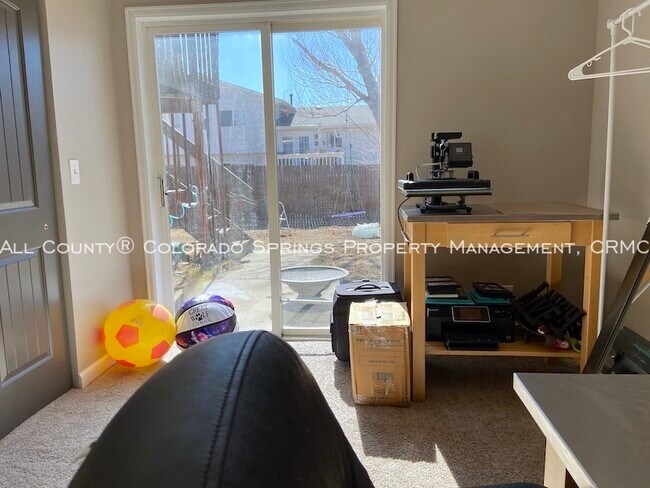 Building Photo - 5020 Wainwright Dr