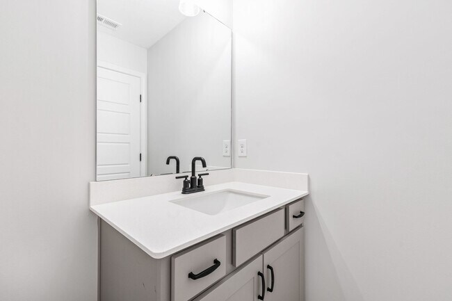 Building Photo - Nearly New 3 Bedroom home minutes to downt...
