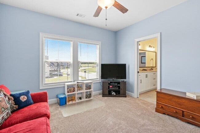 Building Photo - 3067 Rosewood Dr