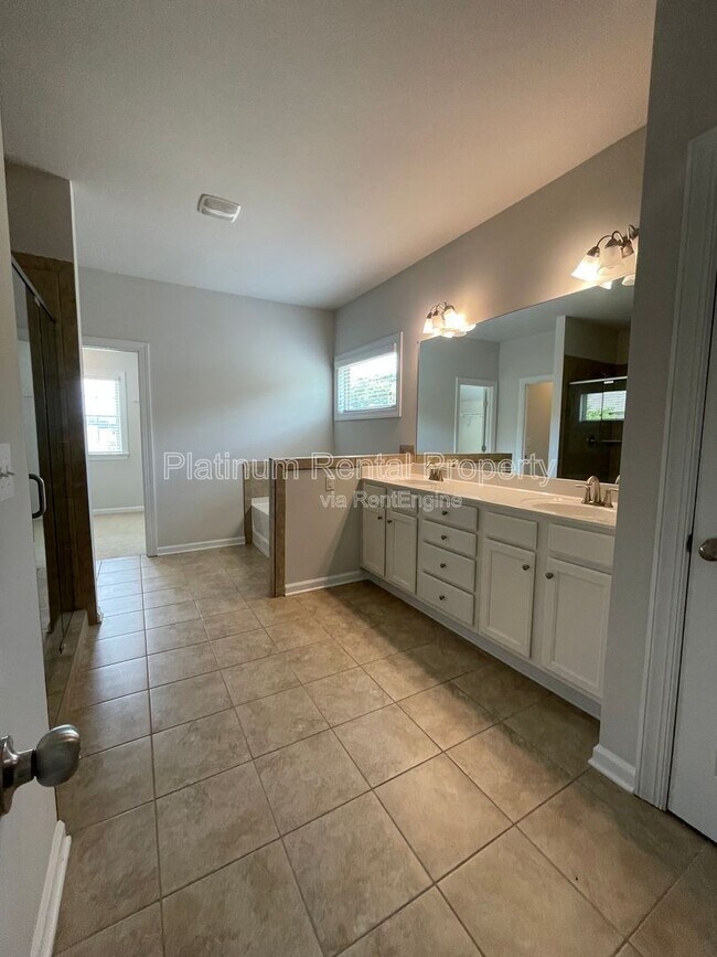 Building Photo - 1825 Dahlia Dr